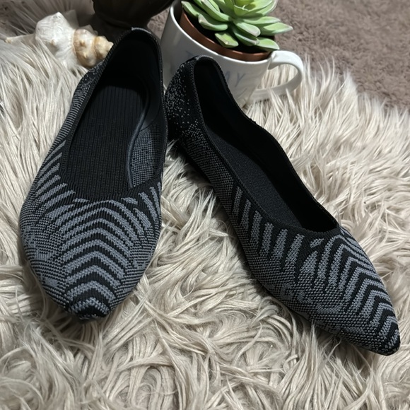 Like New-Knit Pointed Toe Ballet Flat Style-Gray/Black Print - Picture 13 of 14